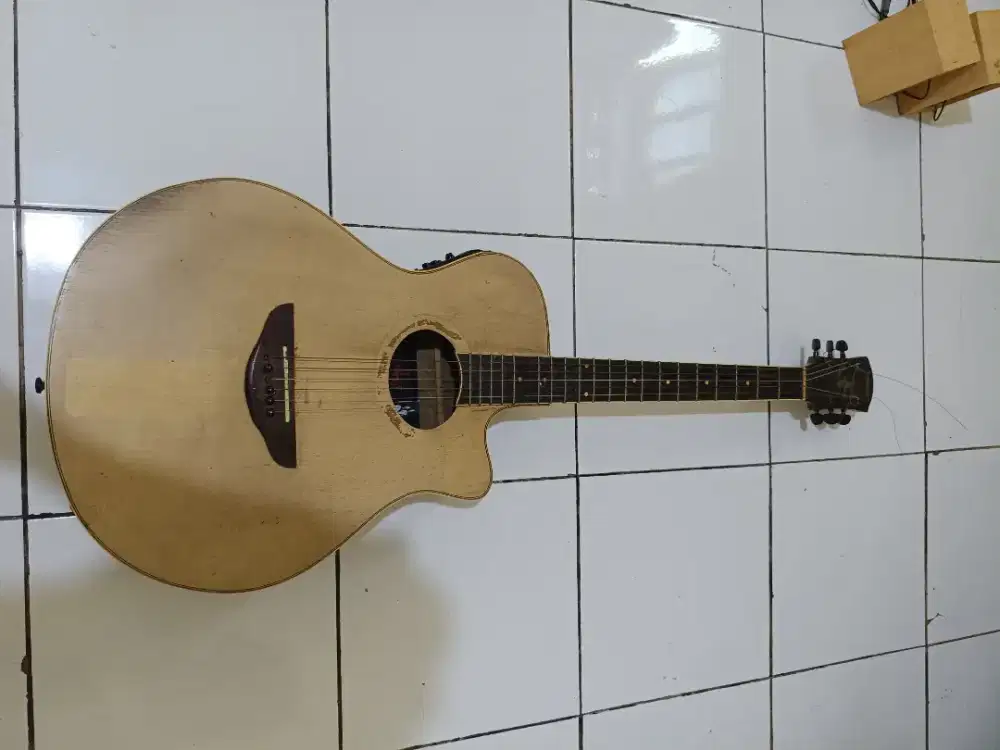 For sale Guitar Yamaha Akustik Elektrik Ori