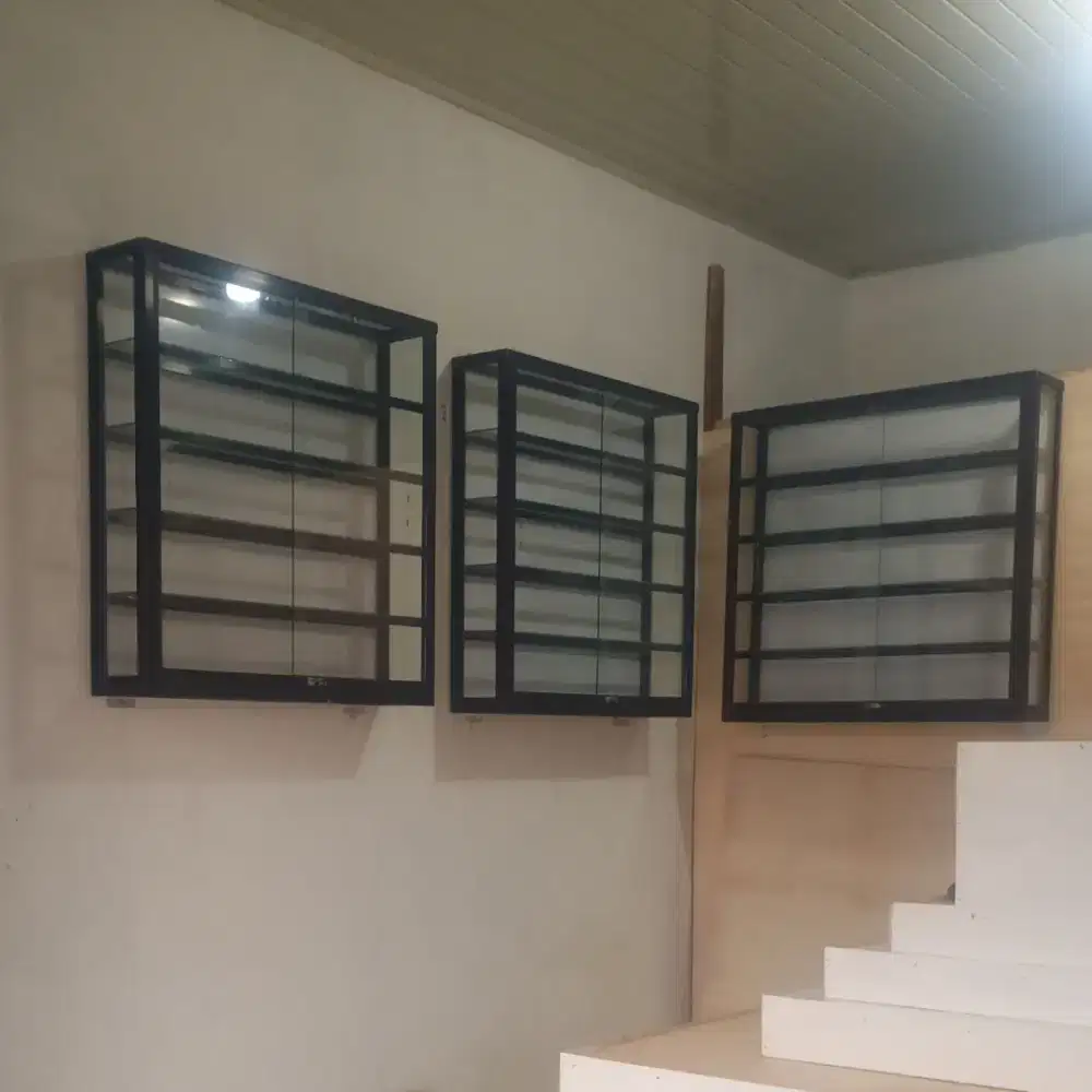 Etalase dinding bekas toko jamu
