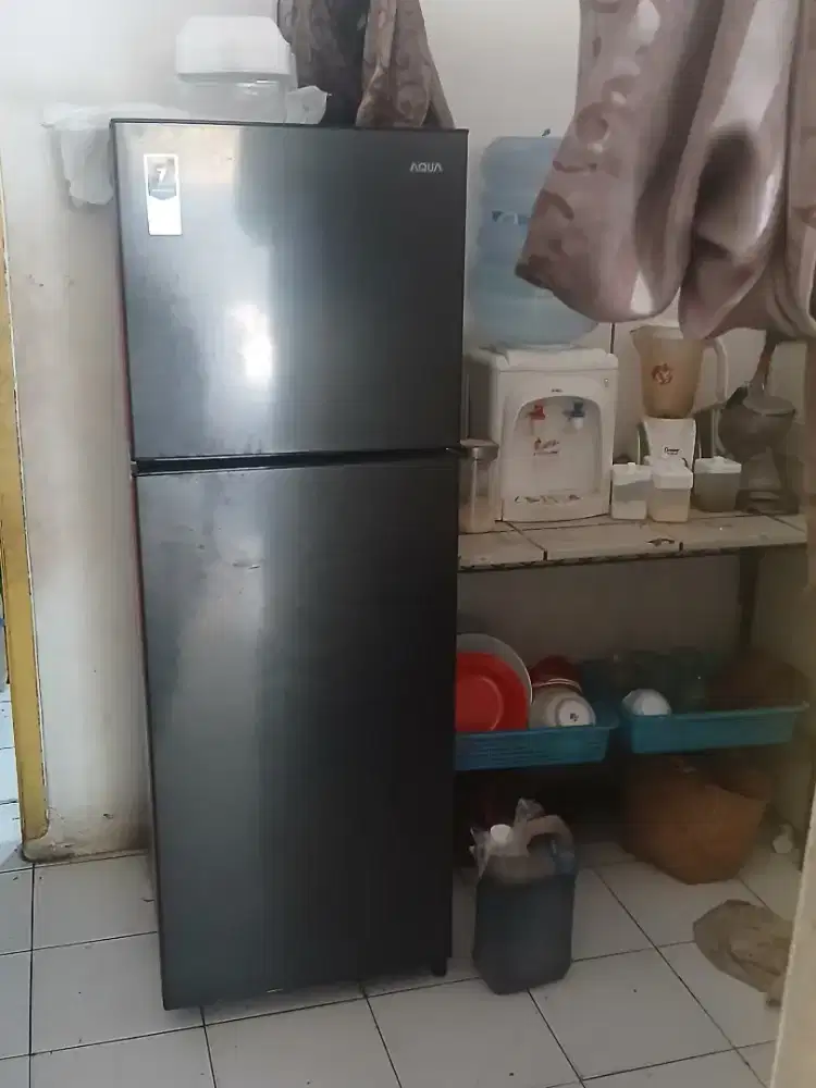 Kulkas 2 pintu merek AQUA