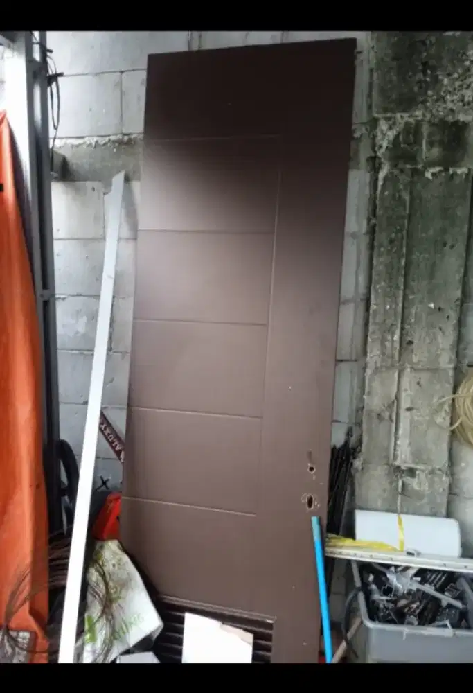 Pintu rumah bekas pakai