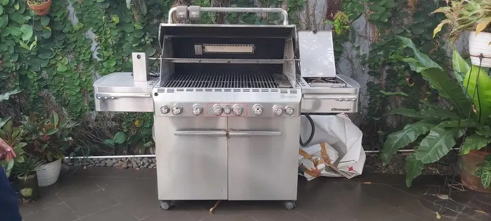 Outdoor WEBER Summit BBQ Grill / Pemanggang BBQ - Good Condition
