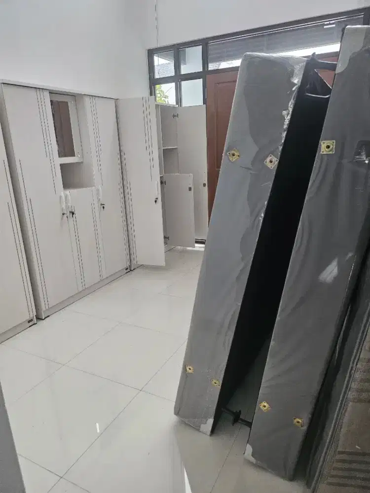 Jual BORONGAN/SATUAN 2 lemari 3 pintu, 2 kasur+divan