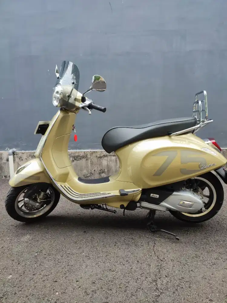 Vespa Primavera 75th Anniversary