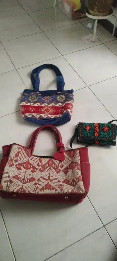 Tiga tas motid wanita