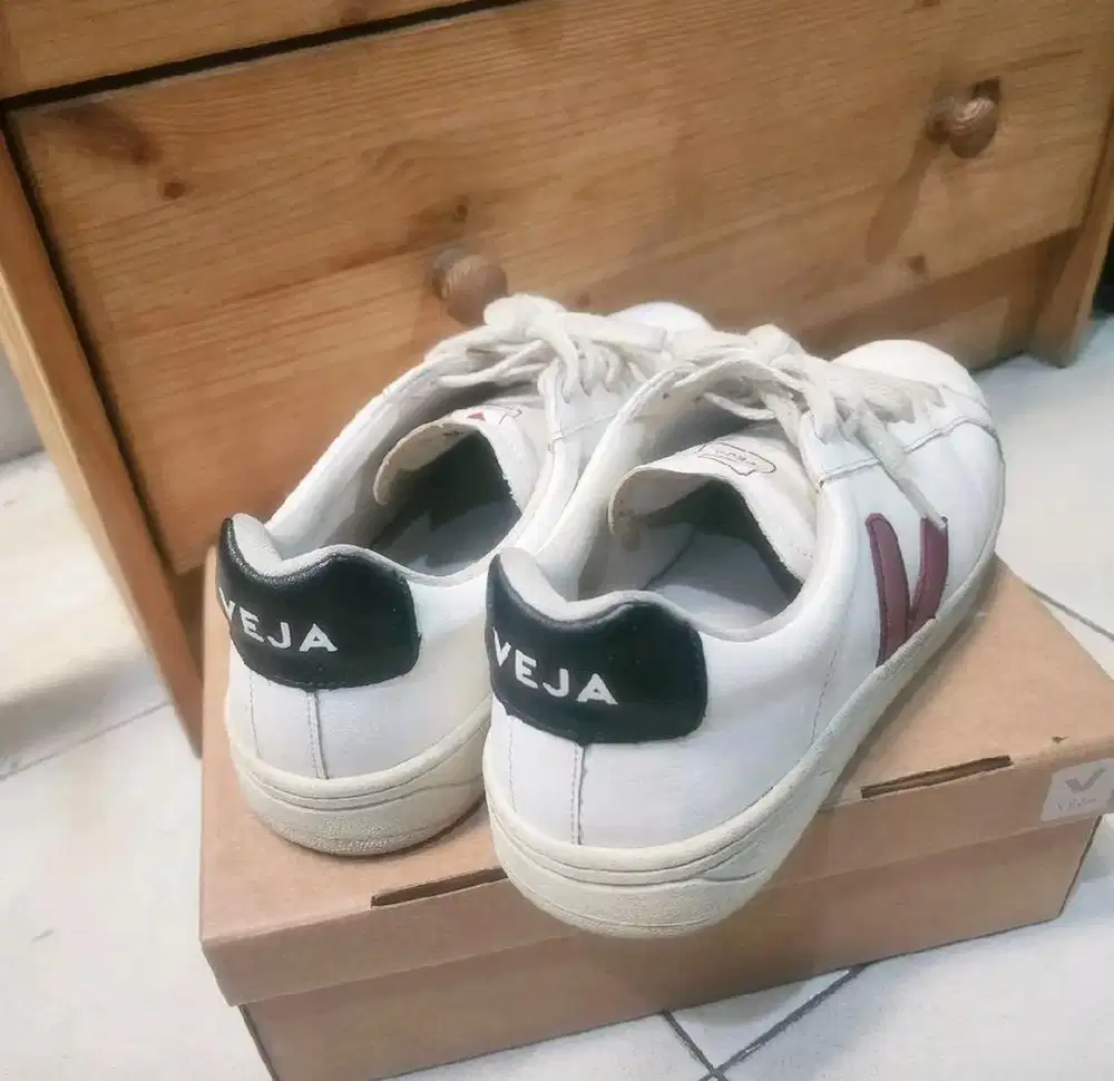 Sepatu Veja V12 Men Leather White Marsala Nautico