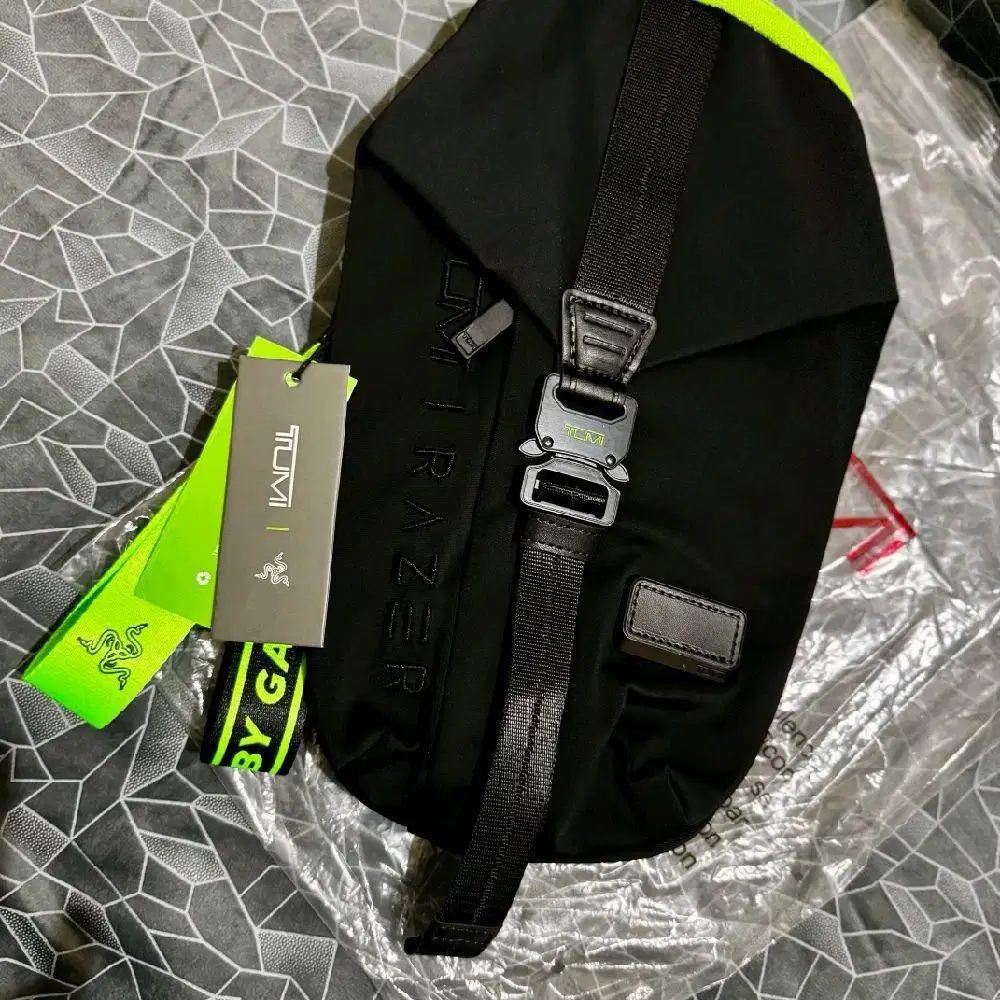 TUMI x RAZER Sling Bag Limited Edition - Tas Sling Gaming Stylish