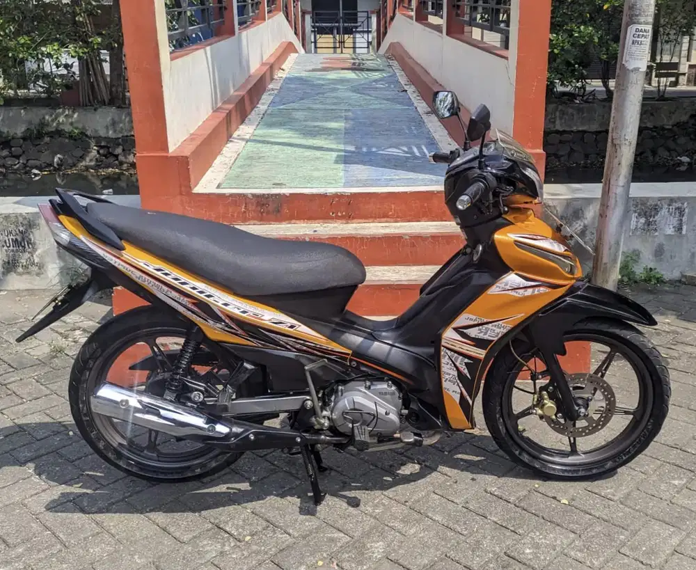 Jupiter Z1 2019 Hitam Orange