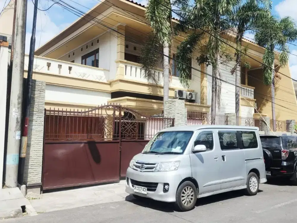 Rumah Besar Disewakan daerah Gatot Subroto.
