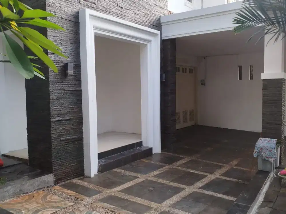 Rumah Disewakan Di lokasi Jakarta Pusat ada Swimming Pool Jl. Cempaka Putih Timur