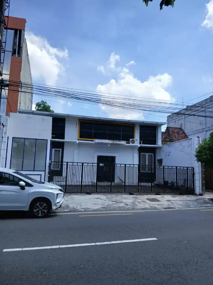 Disewakan rumah kantor tepi jalan utama