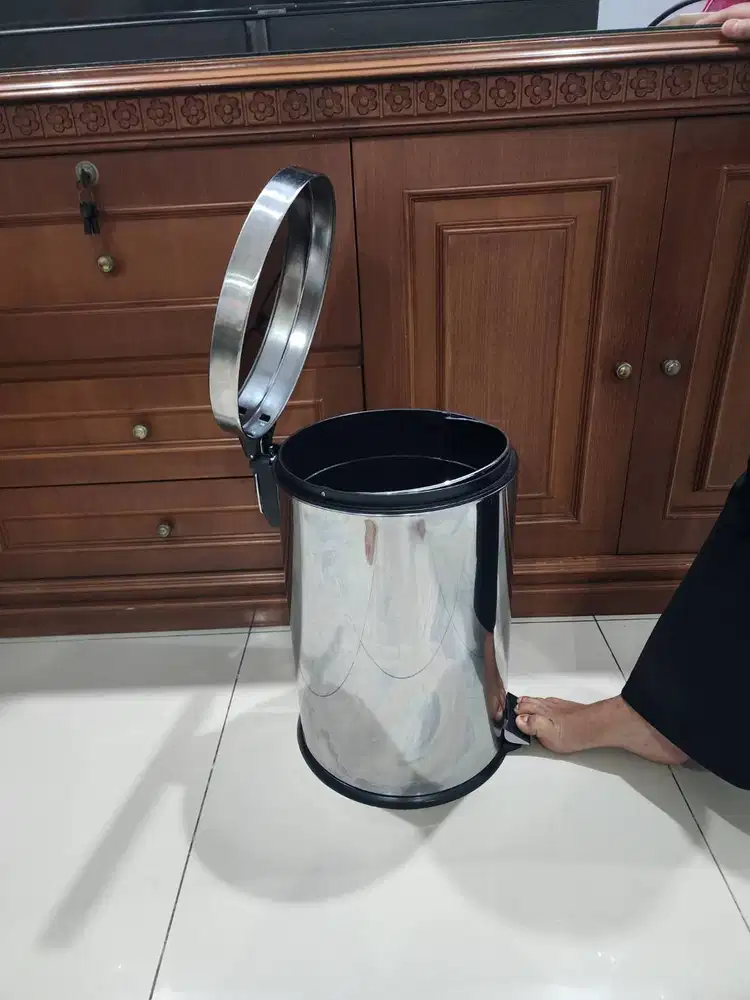 TEMPAT SAMPAH KAPASITAS 20 L STAINLESS STEEL