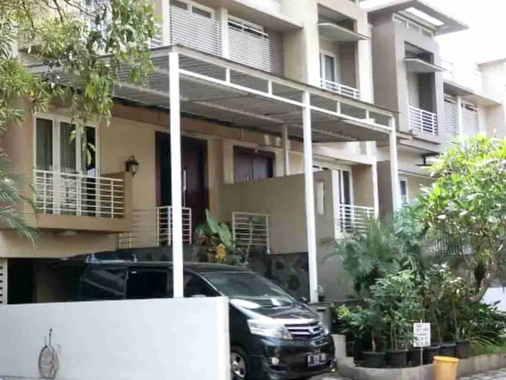 Disewakan townhouse royal spring jatipadang jaksel