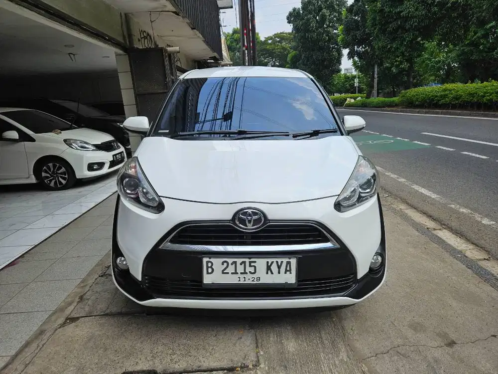 Toyota  Sienta 1.5 V Tahun 2017 Putih AT