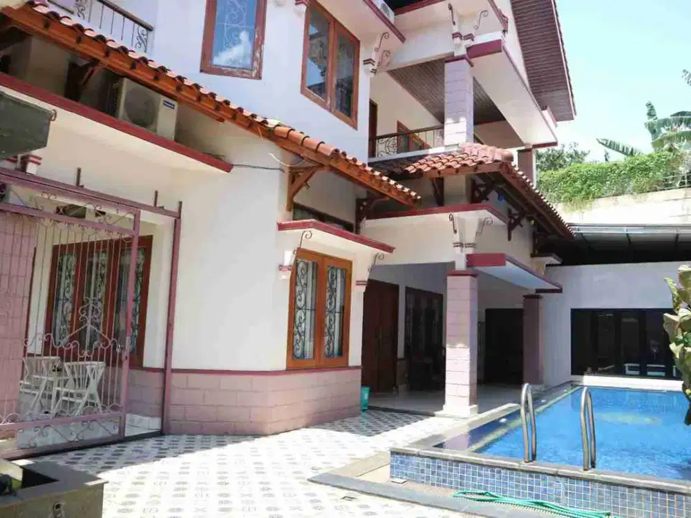 Rumah Mewah Strategis Komplek Elite Pesona Khayangan Margonda