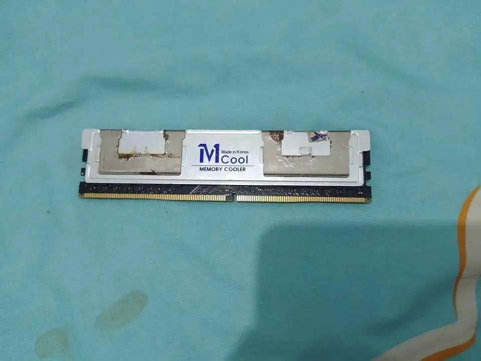 Ram pc kingstone ddr4 16gb 3200mhz  Sudah dipasang keping pendingin