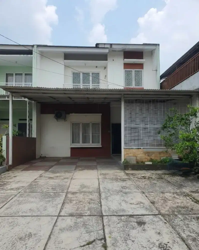 Rumah dalam komplek type Pojok dengan Carport dan Halaman yang luas