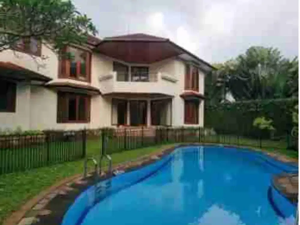 Sewa Rumah Bulanan Halaman Luas & Kolam Renang