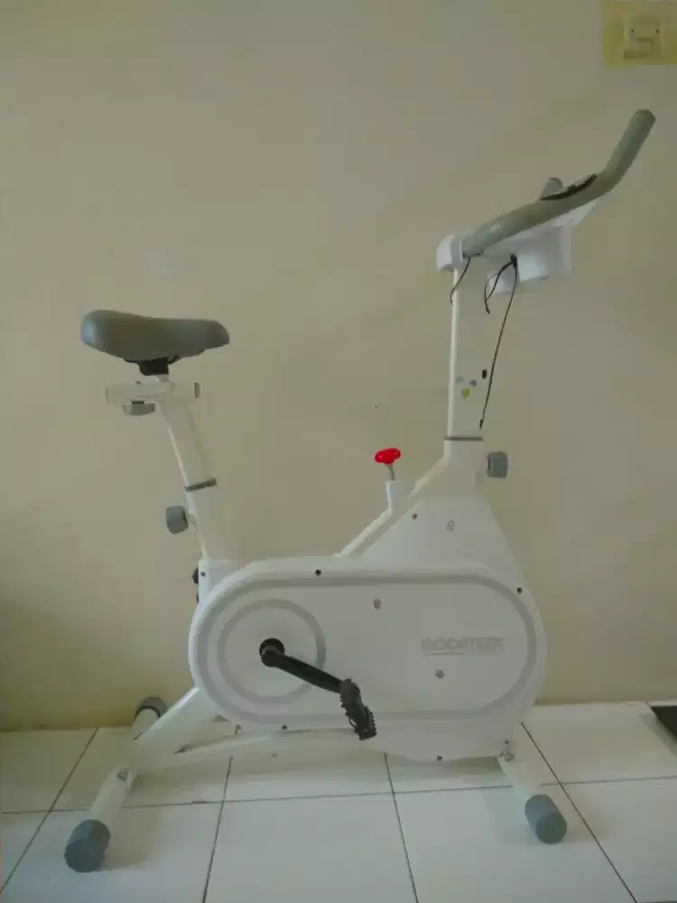 Sepeda statis merk bodimax compact