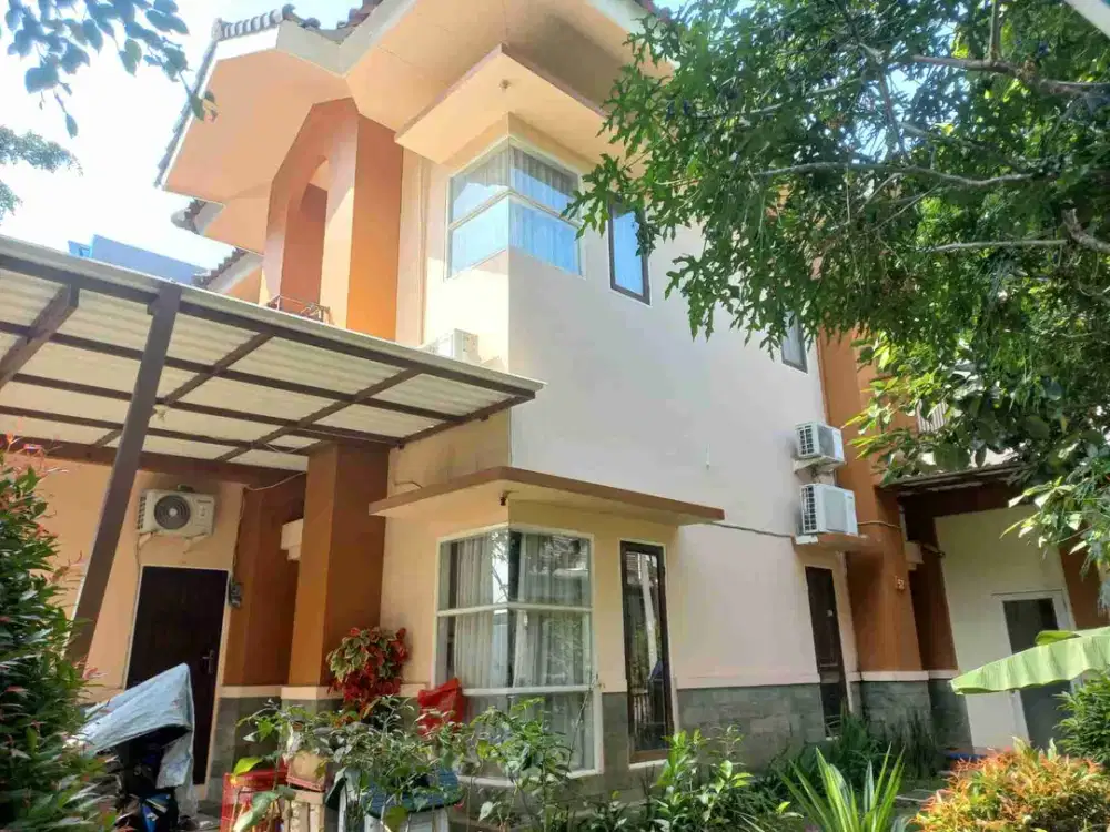 Rumah 2 lantai setengah , lokasi strategis di Sentul city