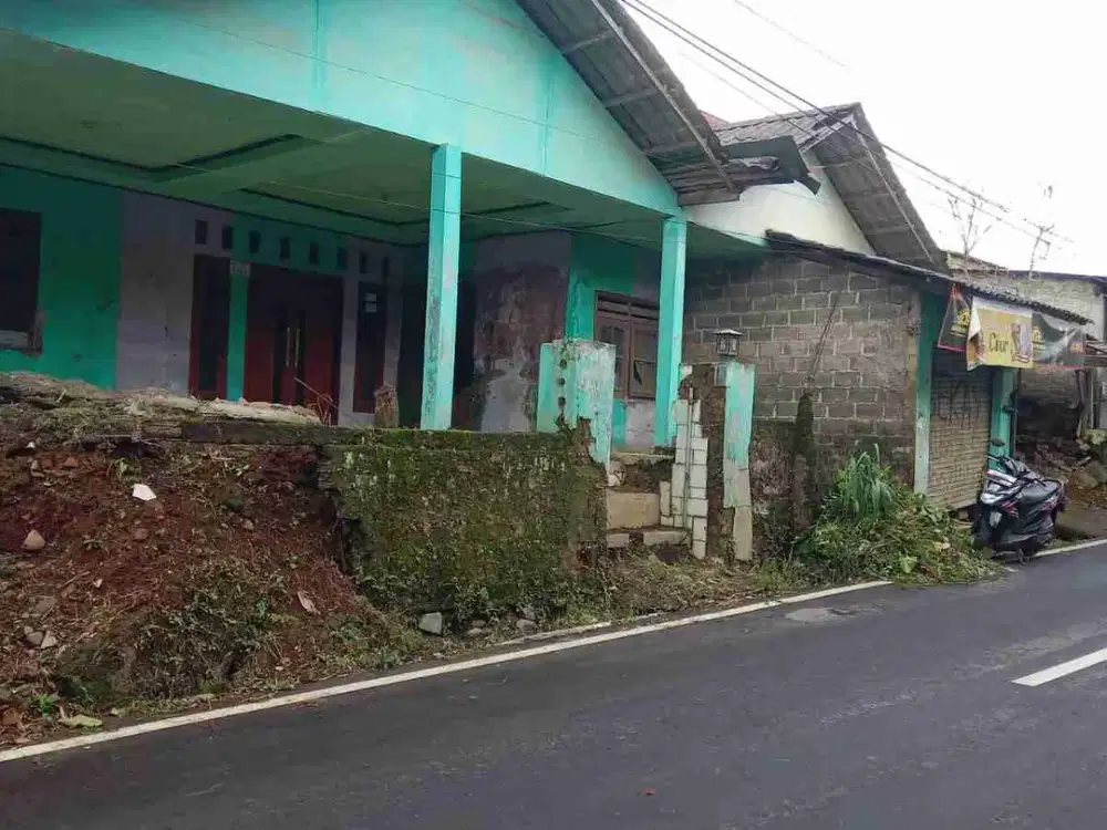 Di jual Rumah Hitung tanah di jalan utama di lewati angkot di Babakan Madang Bogor
