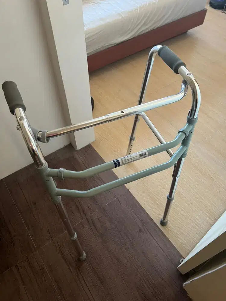Tongkat Jalan Kaki 4/Walker Merk Onemed