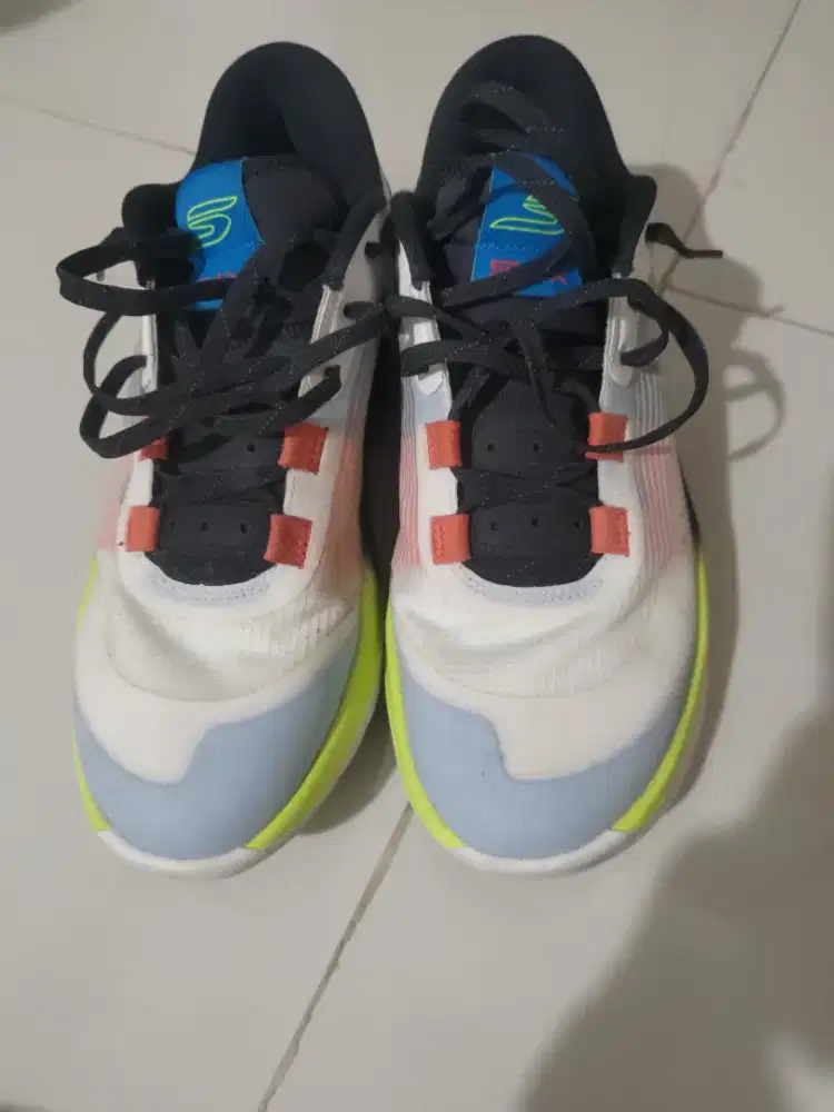 Jual sepatu basket merk skecher ORI size 43
 minat inbox