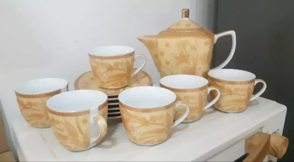 Set teko dan cangkir keramik mewah
