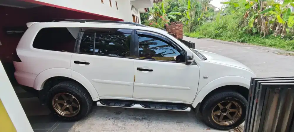 Mitsubishi Pajero Exceed warna putih kondisi istimewa dan terawat