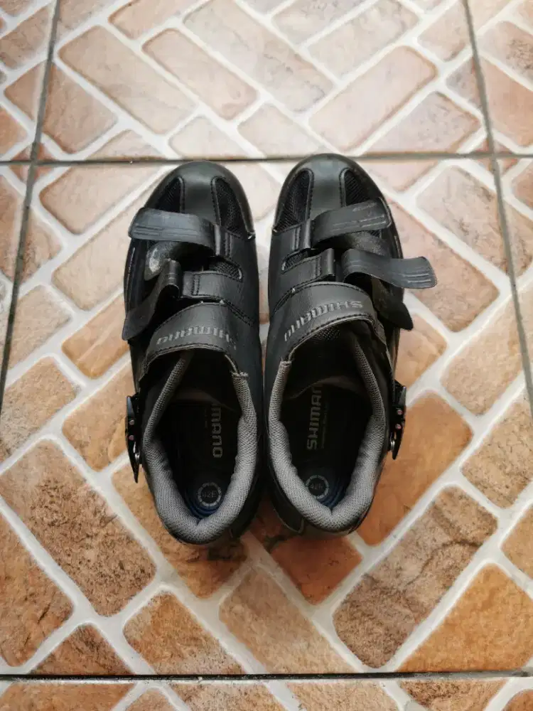 Sepatu cleat shimano warna hitam size 42E