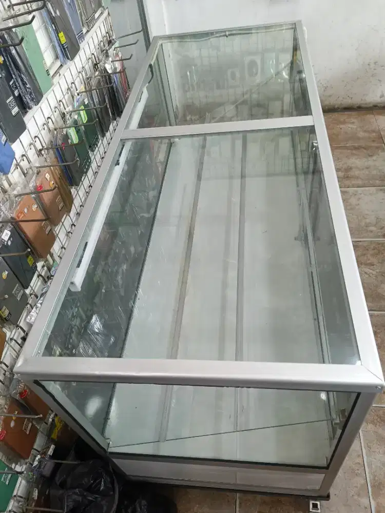 Etalase kaca jualan