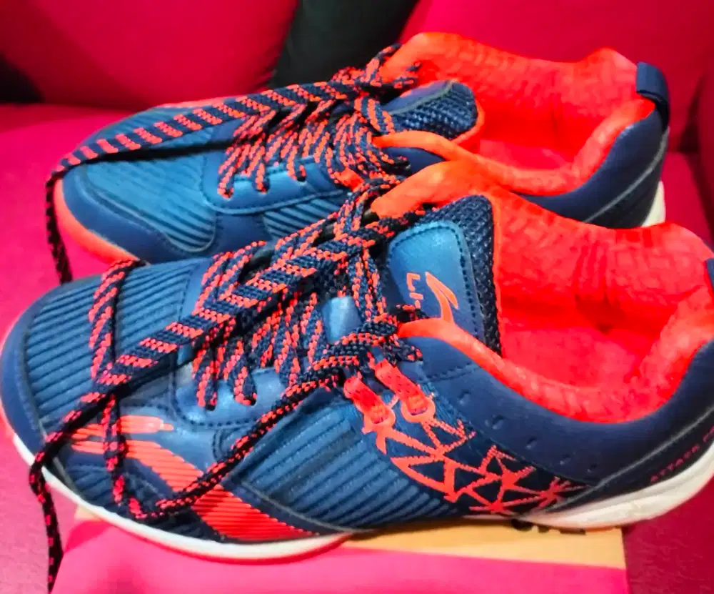 sepatu badminton 
LINING
size 40
Mulus