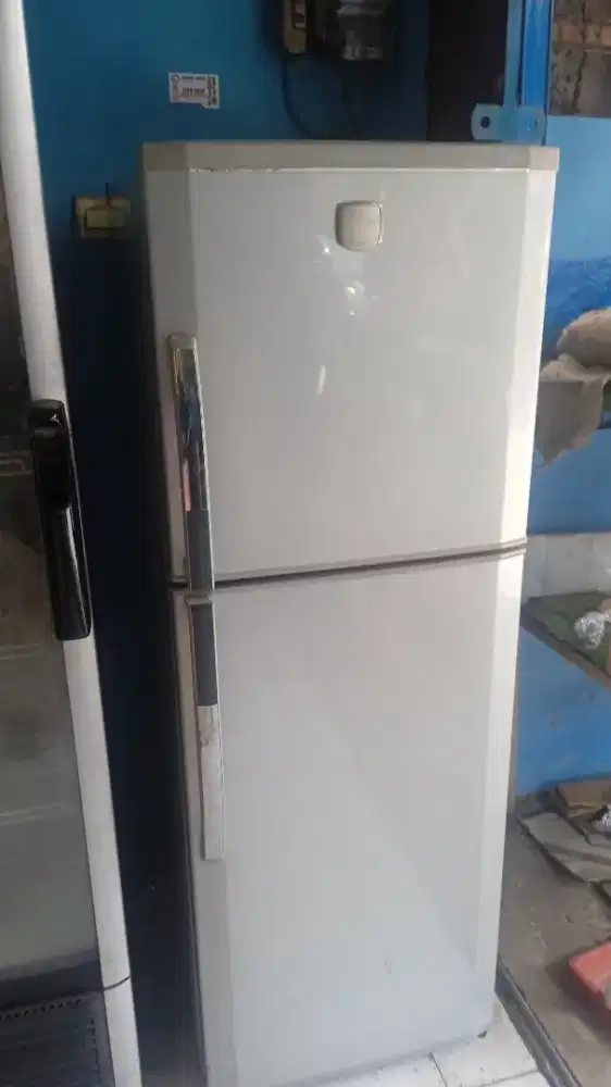 Di jual cepat kulkas dua pintu lg exprescool