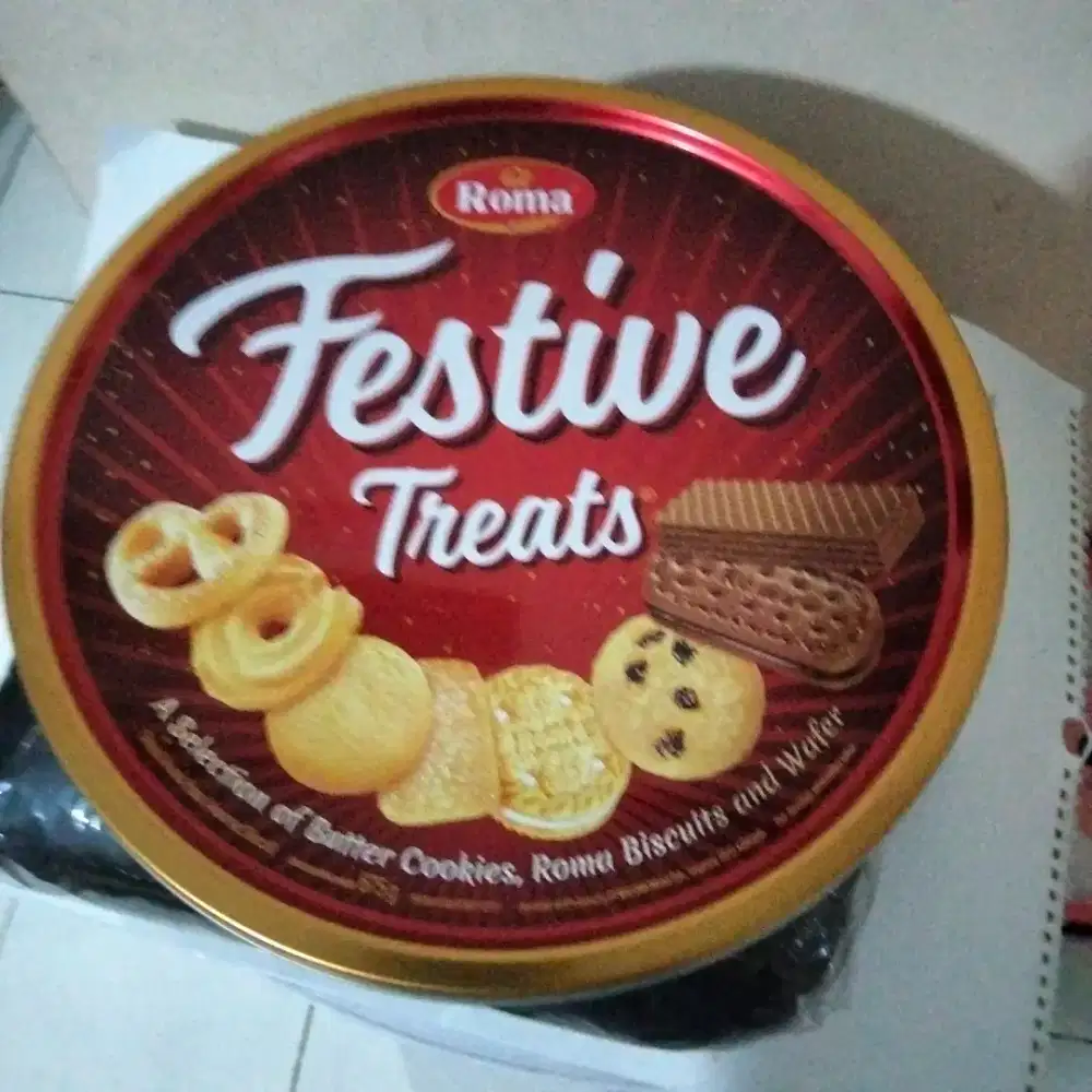 Kue kaleng biskuit festive Roma 675 gr..55 RB nego.