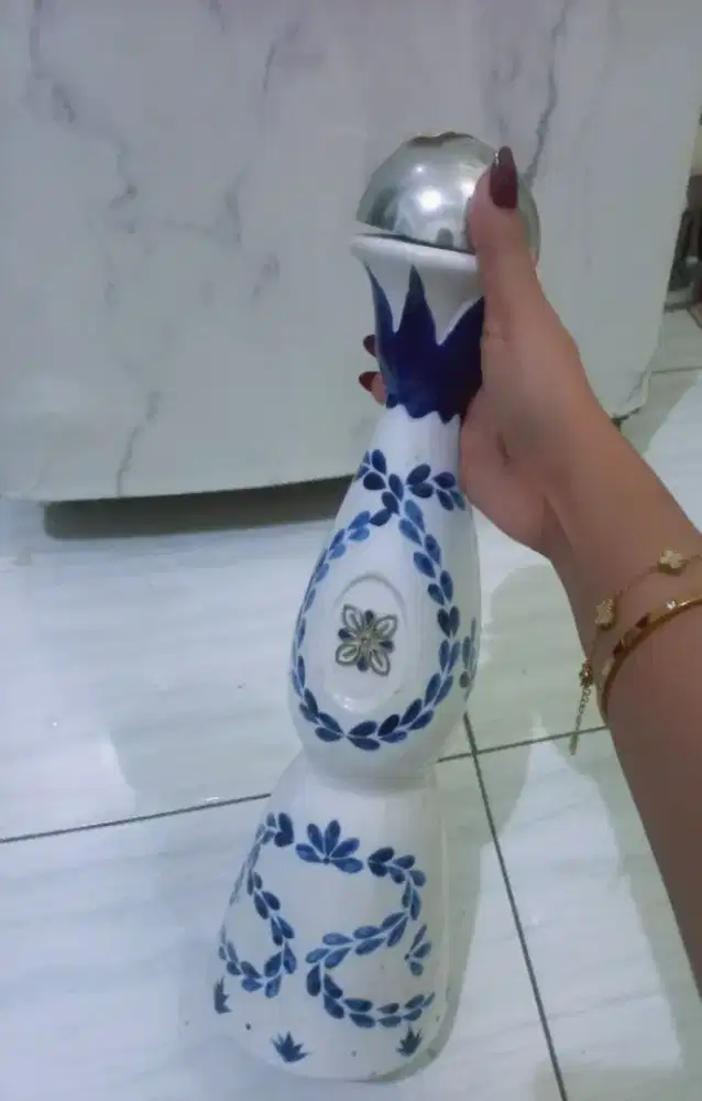 Botol minuman. Azzul
