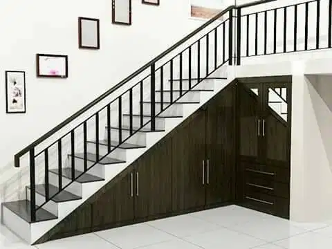 Lemari bawa tangga