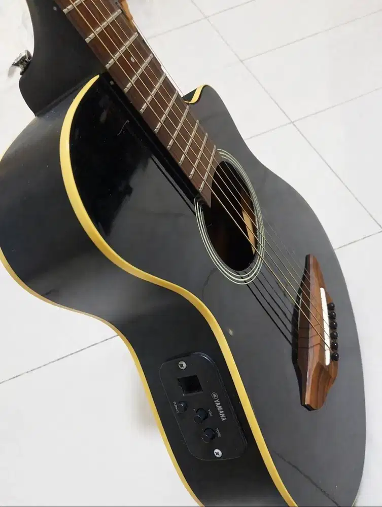 Dijual gitar akustik elektrik Yamaha warna hitam glossy