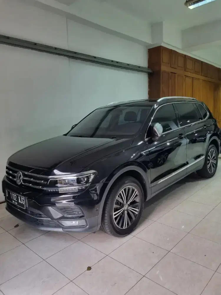 Volkswagen tiguan allspace 1.4 tsi at 2021 hitam met, km 2 rb, antik