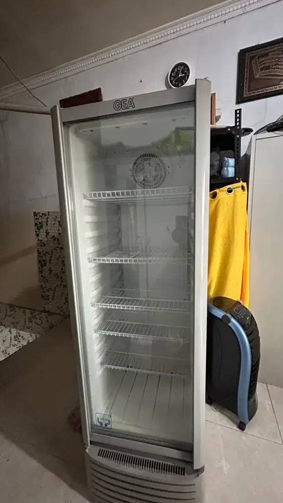 Dijual Showcase GEA 1 Pintu Normal Dingin Rak Lengkap Siap Pakai