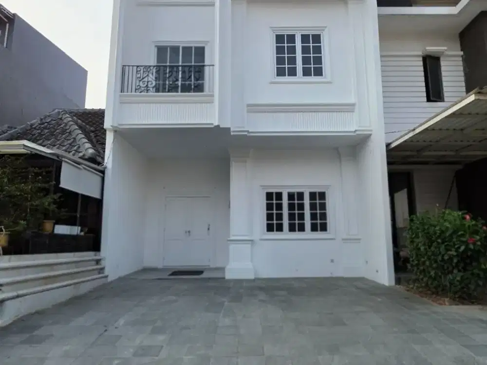 Dijual Rumah Cantik 3 Lantai di Sutera Flamboyan