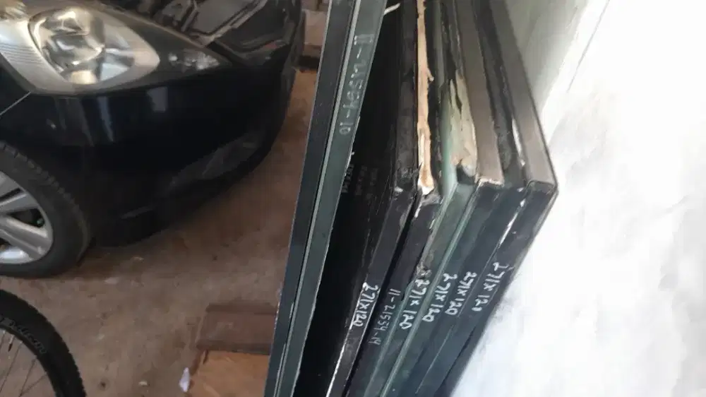 Kaca tempered bekas