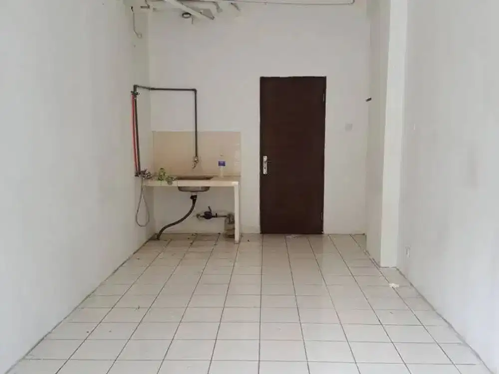 SEWA kios MURAH tower H langsung hadap ke jalan raya di Apartemen City Park Jakarta Barat