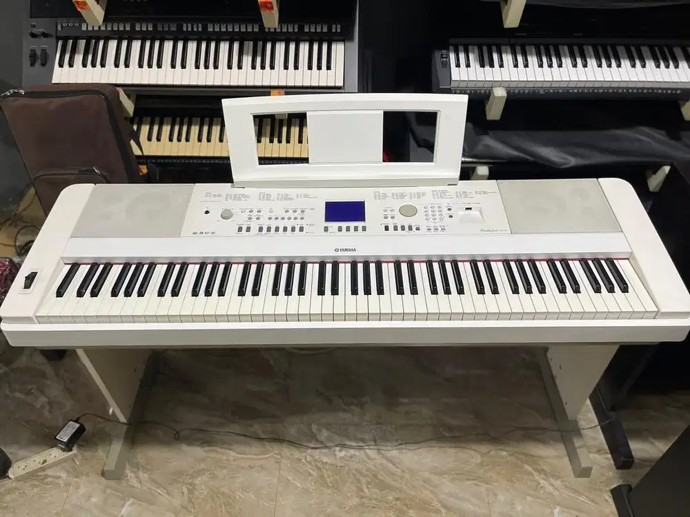 YAMAHA DGX 650 WHITE
