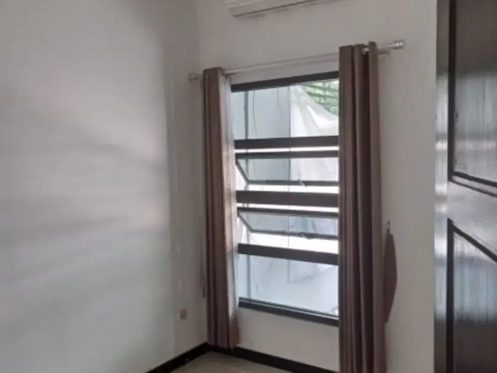 DIJUAL RUMAH SIAP HUNI Lokasi: Alam Hijau, Citraland Penataan bagus, tinggal cat ulang saja sudah bagus *HL