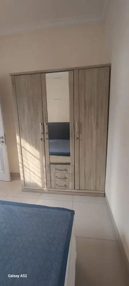 Lemari pakaian 3 pintu