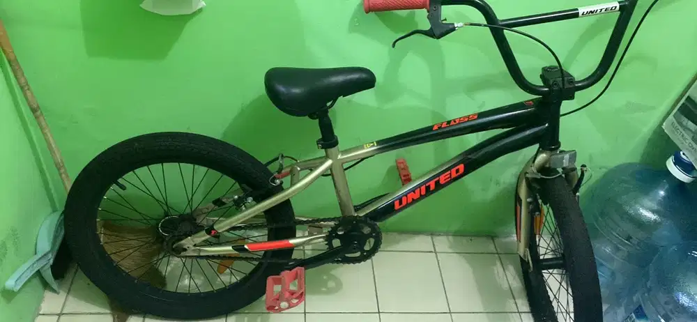 Sepeda United Brand warna merah hitam