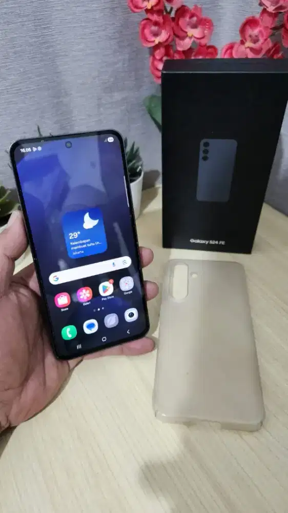 SAMSUNG S24 FE LIKE NEW