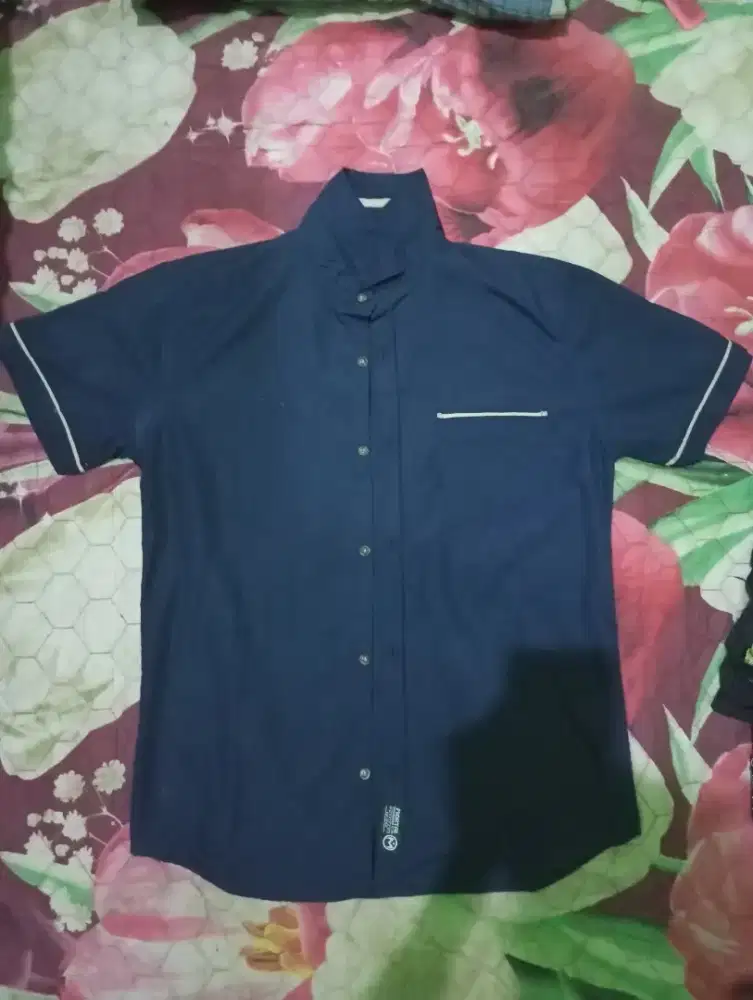 Kemeja mortal navy lengan pendek kerah Shanghai size L preloved