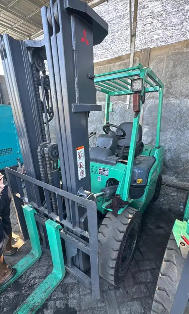MITSUBISHI GRENDIA 3 TON MAST TRILIFT BERGARANSI MESIN