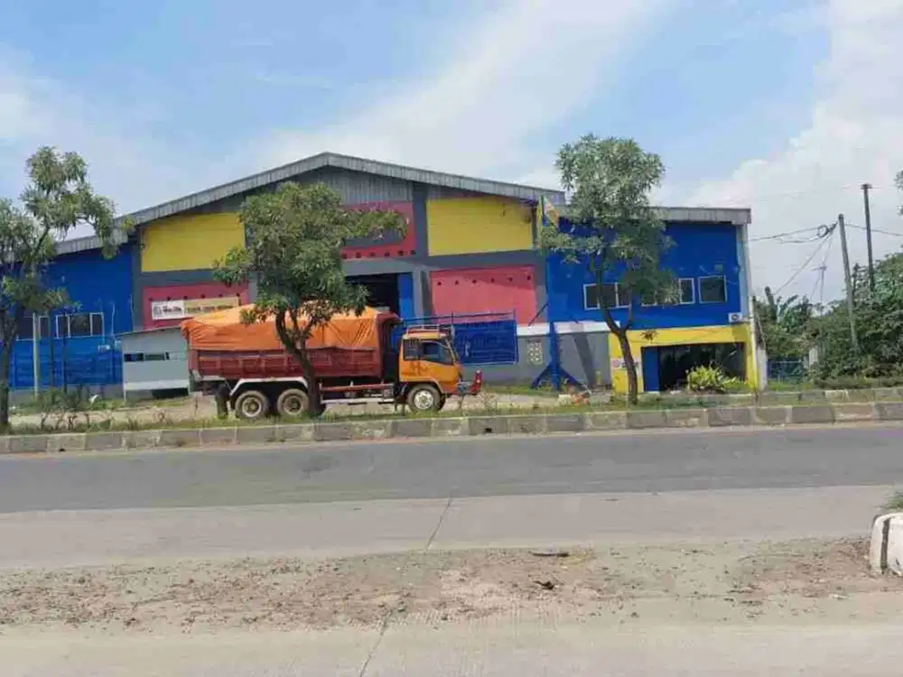 Gedung 2 Lantai 2.400 m² Pinggir Jalan Besar – 200m Tol Karawang Barat