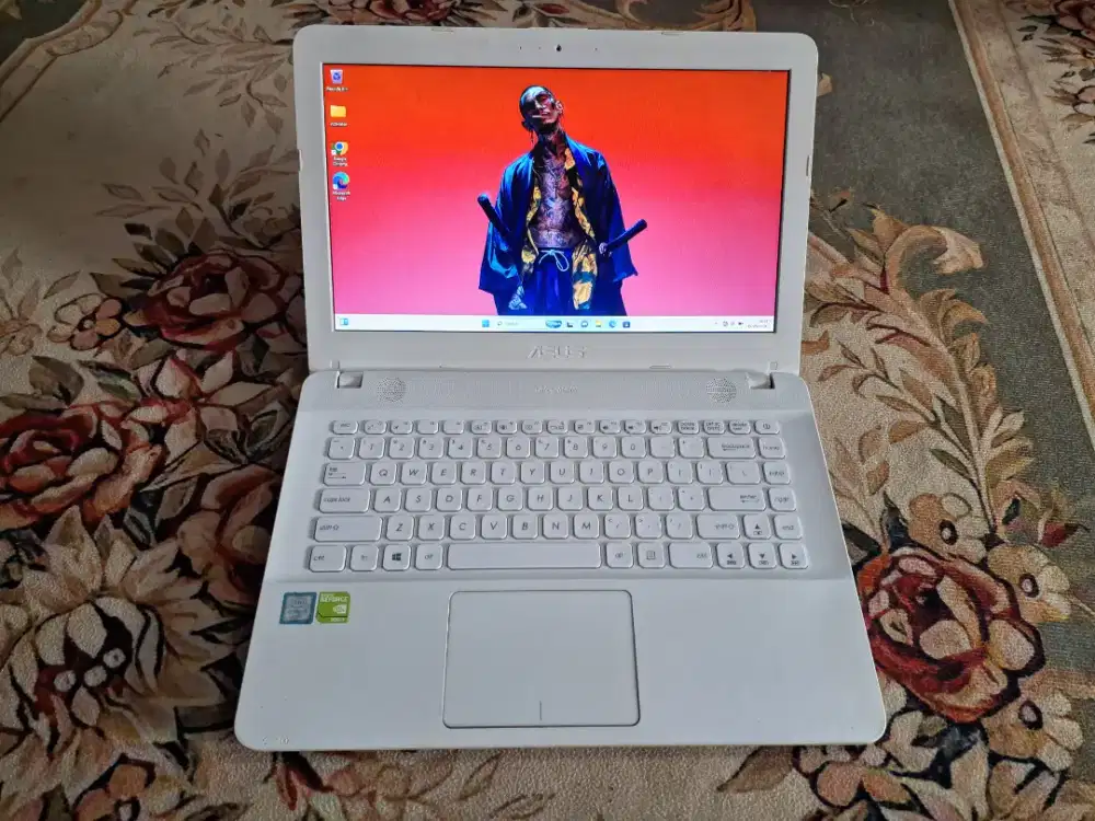 Laptop asus core i3-6006u, ram 8gb, ssd 128gb, dobel vga, win 11